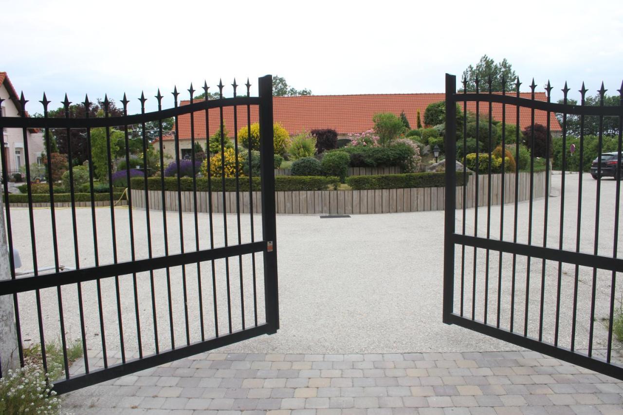 Au Grand Saule Villa Les Attaques Bilik gambar